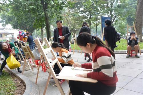 Hội thi vẽ tranh là hoạt động giao lưu văn hóa của thiếu nhi Thủ đô cùng thiếu nhi quốc tế đang sống và học tập tại Hà Nội. Hội thi vẽ tranh là hoạt động giao lưu văn hóa của thiếu nhi Thủ đô cùng thiếu nhi quốc tế đang sống và học tập tại Hà Nội.