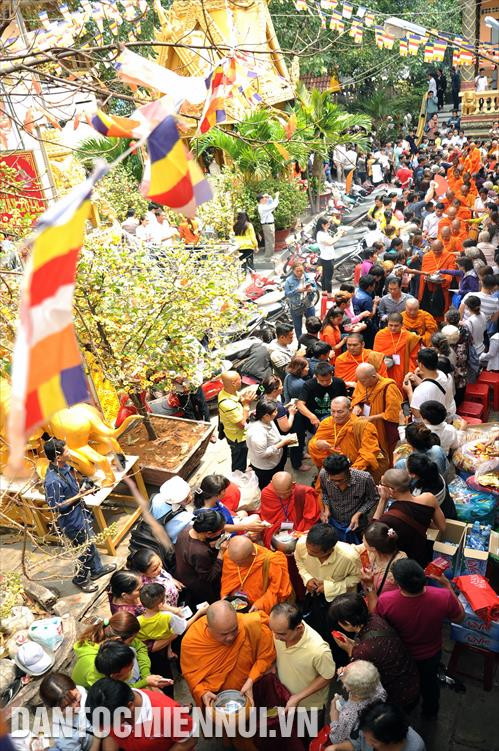 Lễ đặt bát hội với sự tham của hơn 150 vị sư và hàng ngàn phật tử Khmer tại chùa Chantarăngsây (Thành phố Hồ Chí Minh)