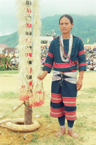 Xà cạp màu đen của phụ nữ Bhơ Noong Xà cạp màu đen của phụ nữ Bhơ Noong