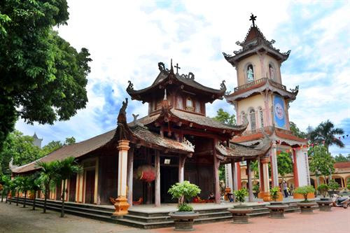 Nét kiến trúc độc đáo của nhà thờ Hoàng Xá. Ảnh: Trung Kiên – TTXVN Bên trong nhà thờ Hoàng Xá. Ảnh: Trung Kiên – TTXVN Nét kiến trúc độc đáo của nhà thờ Hoàng Xá. Ảnh: Trung Kiên – TTXVN