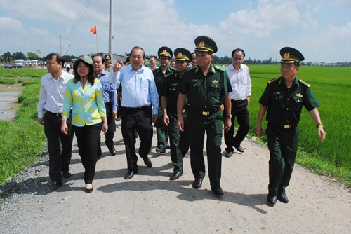 Phó Thủ tướng Thường trực Chính phủ Trương Hòa Bình cùng đoàn công tác đi kiểm tra công tác đảm bảo an ninh biên giới, hoạt động xuất, nhập khẩu hàng hóa và công tác chống buôn lậu, gian lận thương mại tại Trạm kiểm soát của Đồn Biên phòng Vĩnh Ngươn (phường Núi Sam, Thành phố Châu Đốc, tỉnh An Giang. Ảnh: Công Mạo-TTXVN