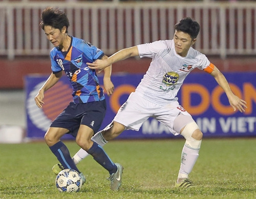 Trong ảnh (tư liệu): Cầu thủ Lương Xuân Trường (áo trắng, đeo băng đội trưởng) trong trận thi đấu bán kết Giải bóng đá U21 Quốc tế báo Thanh Niên 2016 giữa đội U21 Hoàng Anh Gia Lai và đội U21 Yokohama (áo xanh, Nhật Bản), tối ngày 24/12/2016, trên sân vận động Thống Nhất (TP.HCM) . Ảnh: TTXVN Trong ảnh (tư liệu): Cầu thủ Lương Xuân Trường (áo trắng, đeo băng đội trưởng) trong trận thi đấu bán kết Giải bóng đá U21 Quốc tế báo Thanh Niên 2016 giữa đội U21 Hoàng Anh Gia Lai và đội U21 Yokohama (áo xanh, Nhật Bản), tối ngày 24/12/2016, trên sân vận động Thống Nhất (TP.HCM) . Ảnh: TTXVN