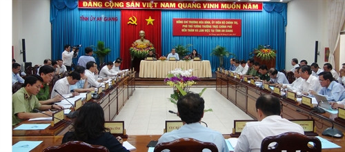 Phó Thủ tướng Thường trực Chính phủ Trương Hòa Bình làm việc với lãnh đạo chủ chốt tỉnh An Giang. Ảnh: Công Mạo-TTXVN