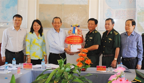 Phó Thủ tướng Thường trực Chính phủ Trương Hòa Bình tặng quà cán bộ, chiến sỹ Đồn Biên phòng cửa khẩu Quốc tế Tịnh Biên, huyện Tịnh Biên, tỉnh An Giang. Ảnh: Công Mạo-TTXVN