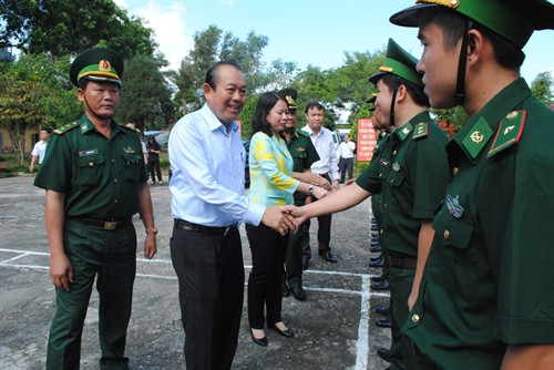 Phó Thủ tướng Thường trực Chính phủ Trương Hòa Bình thăm Đồn Biên phòng cửa khẩu Quốc tế Tịnh Biên, huyện Tịnh Biên, tỉnh An Giang. Ảnh: Công Mạo-TTXVN