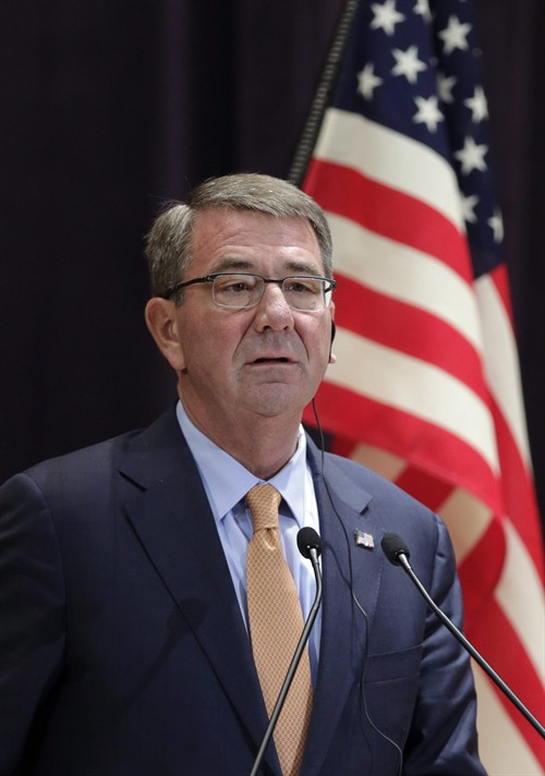 Trong ảnh (tư liệu): Bộ trưởng Quốc phòng Mỹ Ash Carter phát biểu tại cuộc họp báo ở London, Anh ngày 15/12/2016. EPA/TTXVN