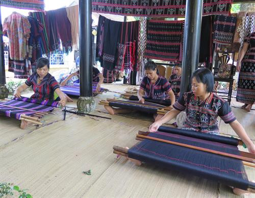 Phát triển nghề dệt Zèng, vừa tăng thêm thu nhập cho đồng bào các dân tộc, vừa thu hút khách du lịch. Ảnh: Quốc Việt - TTXVN Phát triển nghề dệt Zèng, vừa tăng thêm thu nhập cho đồng bào các dân tộc, vừa thu hút khách du lịch. Ảnh: Quốc Việt - TTXVN