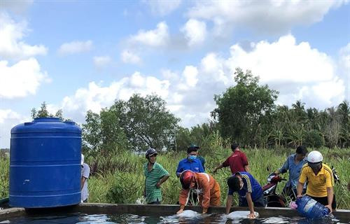 Người dân vùng hạn, mặn xã Thạnh Phú Đông, huyện Giồng Trôm, tỉnh Bến Tre vui mừng nhận nước ngọt được trao tặng. Ảnh: TTXVN phát Người dân vùng hạn, mặn xã Thạnh Phú Đông, huyện Giồng Trôm, tỉnh Bến Tre vui mừng nhận nước ngọt được trao tặng. Ảnh: TTXVN phát