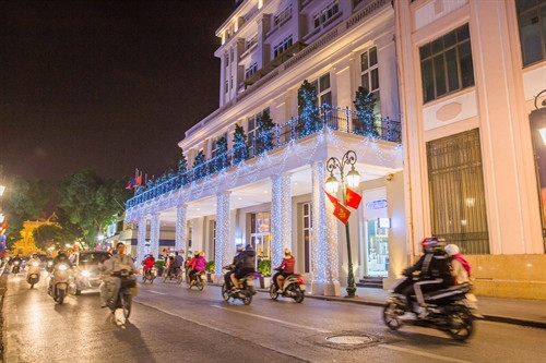 Phố Tràng Tiền được trang trí lộng lẫy đón Giáng sinh. Phố Tràng Tiền được trang trí lộng lẫy đón Giáng sinh.