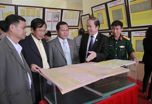 Khách tham quan triển lãm. Khách tham quan triển lãm.