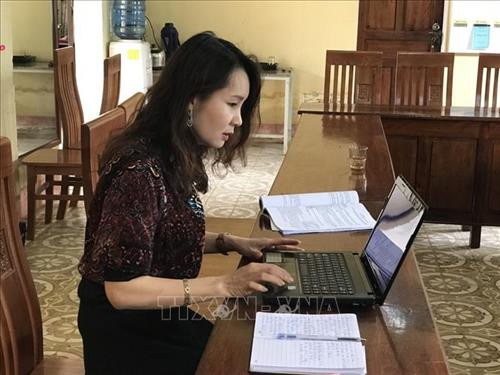 Mặc dù không có lương nhưng giáo viên trường THPT Đinh Bạt Tụy vẫn duy trì việc dạy và học trong thời gian nghỉ dịch. Ảnh: Bích Huệ - TTXVN Mặc dù không có lương nhưng giáo viên trường THPT Đinh Bạt Tụy vẫn duy trì việc dạy và học trong thời gian nghỉ dịch. Ảnh: Bích Huệ - TTXVN