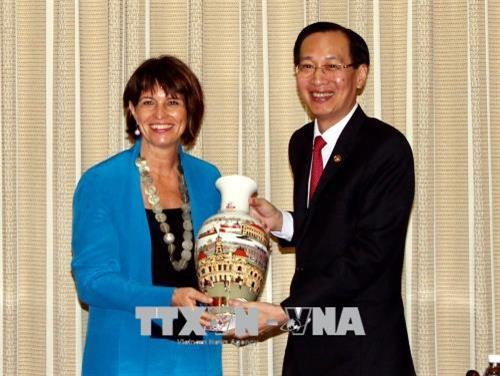 Ông Lê Thanh Liêm, Phó Chủ tịch UBND Thành phố Hồ Chí Minh (phải) tặng quà lưu niệm cho bà Doris Leuthard, Bộ trưởng Môi trường, Giao thông, Năng lượng và Truyền thông Thụy Sĩ. Ảnh: Xuân Khu-TTXVN Ông Lê Thanh Liêm, Phó Chủ tịch UBND Thành phố Hồ Chí Minh (phải) tặng quà lưu niệm cho bà Doris Leuthard, Bộ trưởng Môi trường, Giao thông, Năng lượng và Truyền thông Thụy Sĩ. Ảnh: Xuân Khu-TTXVN