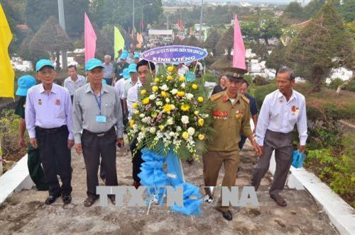 Các đại biểu viếng Nghĩa trang liệt sĩ huyện đảo Phú Quốc (Kiên Giang). Ảnh: Lê Huy Hải – TTXVN Các đại biểu viếng Nghĩa trang liệt sĩ huyện đảo Phú Quốc (Kiên Giang). Ảnh: Lê Huy Hải – TTXVN