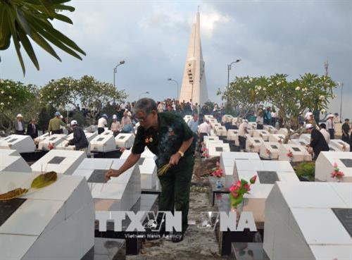 Các đại biểu thắp hương mộ phần các anh hùng liệt sĩ tại Nghĩa trang liệt sĩ huyện đảo Phú Quốc (Kiên Giang). Ảnh: Lê Huy Hải – TTXVN Các đại biểu thắp hương mộ phần các anh hùng liệt sĩ tại Nghĩa trang liệt sĩ huyện đảo Phú Quốc (Kiên Giang). Ảnh: Lê Huy Hải – TTXVN