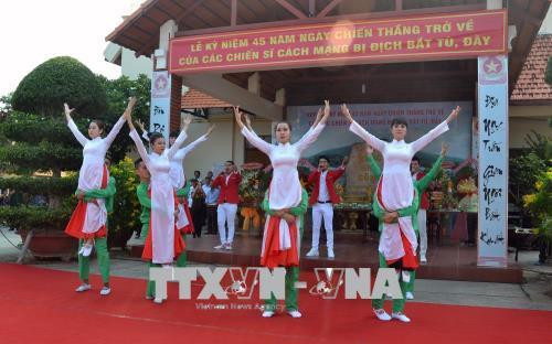 Biểu diễn văn nghệ tại Lễ kỷ niệm 45 năm ngày "Chiến thắng trở về". Ảnh: Lê Huy Hải - TTXVN Biểu diễn văn nghệ tại Lễ kỷ niệm 45 năm ngày "Chiến thắng trở về". Ảnh: Lê Huy Hải - TTXVN