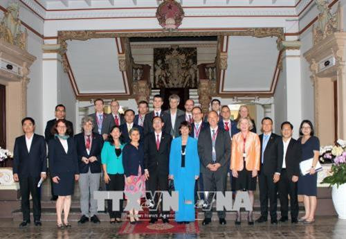 Ông Lê Thanh Liêm, Phó Chủ tịch UBND Thành phố Hồ Chí Minh và bà Doris Leuthard, Bộ trưởng Môi trường, Giao thông, Năng lượng và Truyền thông Thụy Sĩ chụp ảnh cùng đoàn doanh nghiệp Thụy Sĩ. Ảnh: Xuân Khu-TTXVN Ông Lê Thanh Liêm, Phó Chủ tịch UBND Thành phố Hồ Chí Minh và bà Doris Leuthard, Bộ trưởng Môi trường, Giao thông, Năng lượng và Truyền thông Thụy Sĩ chụp ảnh cùng đoàn doanh nghiệp Thụy Sĩ. Ảnh: Xuân Khu-TTXVN