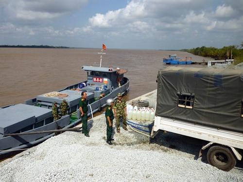 Bơm nước từ tàu lên xe bồn để chở đến điểm tập trung “chia” cho người dân xã An Hiệp Bơm nước từ tàu lên xe bồn để chở đến điểm tập trung “chia” cho người dân xã An Hiệp