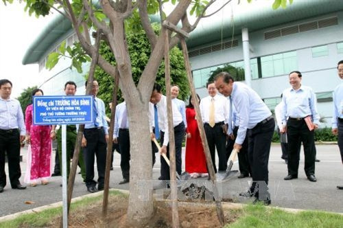 Phó Thủ tướng Trương Hòa Bình và các đại biểu trồng cây lưu niệm tại Học viện Cán bộ Thành phố Hồ Chí Minh. Ảnh: Thanh Vũ - TTXVN