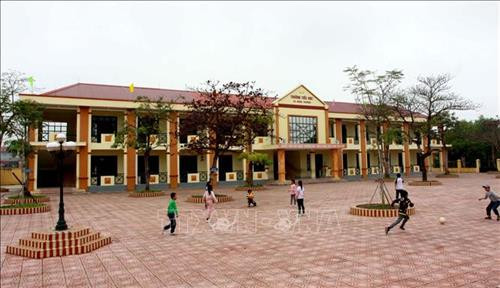 Trường tiểu học xã Đông Phương, huyện Đông Hưng, tỉnh Thái Bình, được xây dựng khang trang, sạch đẹp. Xã Đông Phương đang nỗ lực hoàn thành các tiêu chí cuối cùng để trở thành xã nông thôn mới kiểu mẫu. Ảnh: Thế Duyệt – TTXVN Ảnh: Thế Duyệt – TTXVN Trường tiểu học xã Đông Phương, huyện Đông Hưng, tỉnh Thái Bình, được xây dựng khang trang, sạch đẹp. Xã Đông Phương đang nỗ lực hoàn thành các tiêu chí cuối cùng để trở thành xã nông thôn mới kiểu mẫu. Ảnh: Thế Duyệt – TTXVN Ảnh: Thế Duyệt – TTXVN