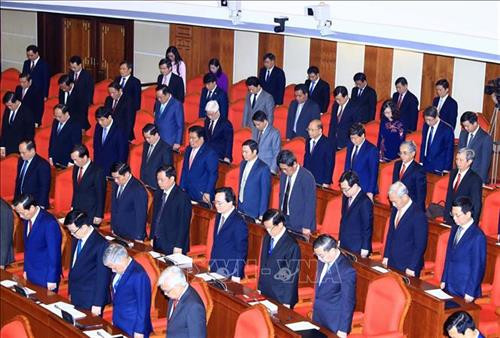 Các đại biểu dành một phút mặc niệm tưởng nhớ nguyên Tổng Bí thư Đỗ Mười và Chủ tịch nước Trần Đại Quang. Ảnh: Thống Nhất – TTXVN Các đại biểu dành một phút mặc niệm tưởng nhớ nguyên Tổng Bí thư Đỗ Mười và Chủ tịch nước Trần Đại Quang. Ảnh: Thống Nhất – TTXVN