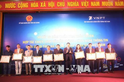 Chủ tịch UBND tỉnh Hà Giang Nguyễn Văn Sơn trao tặng Bằng khen cho 3 tập thể, 10 cá nhân có thành tích xuất sắc trong triển khai đẩy mạnh ứng dụng công nghệ thông tin giai đoạn 2014-2017. Ảnh: Minh Tâm-TTXVN Chủ tịch UBND tỉnh Hà Giang Nguyễn Văn Sơn trao tặng Bằng khen cho 3 tập thể, 10 cá nhân có thành tích xuất sắc trong triển khai đẩy mạnh ứng dụng công nghệ thông tin giai đoạn 2014-2017. Ảnh: Minh Tâm-TTXVN
