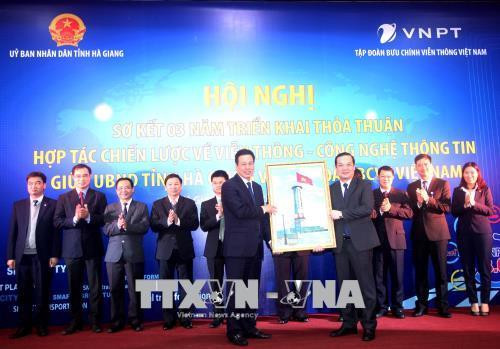 Lãnh đạo UBND tỉnh Hà Giang trao tặng bức tranh Cột cờ Quốc gia Lũng Cú cho Tập đoàn VNPT. Ảnh: Minh Tâm-TTXVN Lãnh đạo UBND tỉnh Hà Giang trao tặng bức tranh Cột cờ Quốc gia Lũng Cú cho Tập đoàn VNPT. Ảnh: Minh Tâm-TTXVN