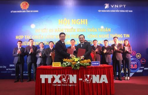 Chủ tịch UBND tỉnh Hà Giang Nguyễn Văn Sơn và Tổng Giám đốc Tập đoàn VNPT Phạm Đức Long ký biên bản ghi nhớ xây dựng đô thị thông minh tỉnh Hà Giang. Ảnh: Minh Tâm-TTXVN Chủ tịch UBND tỉnh Hà Giang Nguyễn Văn Sơn và Tổng Giám đốc Tập đoàn VNPT Phạm Đức Long ký biên bản ghi nhớ xây dựng đô thị thông minh tỉnh Hà Giang. Ảnh: Minh Tâm-TTXVN