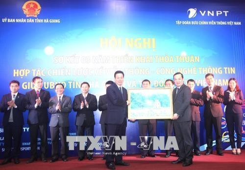 Lãnh đạo Tập đoàn VNPT trao tặng bức tranh Hồ Gươm cho UBND tỉnh Hà Giang. Ảnh: Minh Tâm-TTXVN Lãnh đạo Tập đoàn VNPT trao tặng bức tranh Hồ Gươm cho UBND tỉnh Hà Giang. Ảnh: Minh Tâm-TTXVN