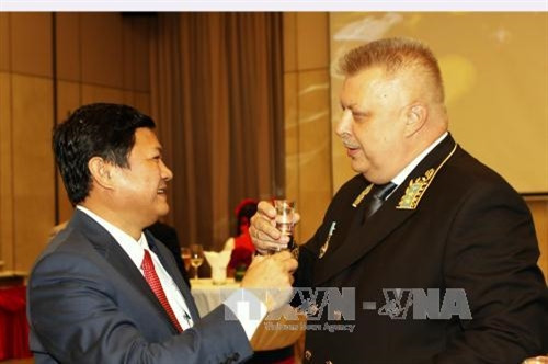 Phó Chủ tịch Uỷ ban nhân dân Thành phố Hồ Chí Minh Huỳnh Cách Mạng chúc mừng Tổng Lãnh sự Liên bang Nga tại Thành phố Hồ Chí Minh Popov Aleksei về Quốc khánh Liên bang Nga. Ảnh: Hoàng Hải – TTXVN.