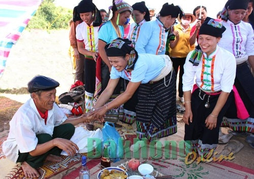 Đồng bào Thái ở huyện Krông Nô tỏ lòng biết ơn cha mẹ, ông bà tổ tiên trong Lễ mừng thọ Đồng bào Thái ở huyện Krông Nô tỏ lòng biết ơn cha mẹ, ông bà tổ tiên trong Lễ mừng thọ
