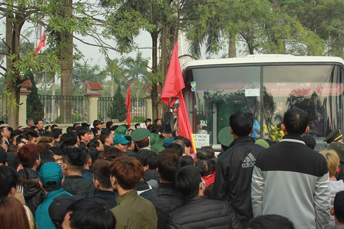 Gia đình, bạn bè tiễn các chiến sĩ lên xe của đơn vị Lữ Phòng không 241