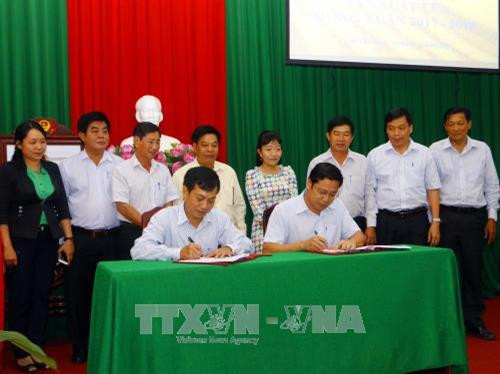 Ký kết Biên bản ghi nhớ hợp tác sản xuất lúa giống giữa Sở Nông nghiệp và Phát triển nông thông TP Cần Thơ và Viện lúa ĐBSCL. Ảnh: Thanh Liêm - TTXVN Ký kết Biên bản ghi nhớ hợp tác sản xuất lúa giống giữa Sở Nông nghiệp và Phát triển nông thông TP Cần Thơ và Viện lúa ĐBSCL. Ảnh: Thanh Liêm - TTXVN
