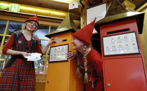 Rovaniemi, thủ phủ tỉnh Lapland ở Phần Lan được xem là quê hương chính thức của ông già Noel. Làng của ông già Noel: Nằm cách trung tâm thành phố Rovaniemi khoảng 8 km về phía bắc, Santa Claus Village, hay Làng của ông già Noel mở cửa chào đón du khách mỗi ngày. Là điểm đến hút khách nhất của Lapland, nơi đây như một resort đúng nghĩa với hàng loạt cửa hàng quà lưu niệm, nhà hàng, quán cà phê... Song, 3 địa điểm hấp dẫn hơn cả tại ngôi làng này chính là Santa Claus Office, Santa Claus Main Post Office và Arctic Circle. Gặp ông già Noel "xịn": Santa Claus Office, hay Văn phòng của ông già Noel là địa điểm chính thức cho bạn gặp gỡ nhân vật quen thuộc, hiền hậu với bộ râu rậm đặc trưng. Không quá lời khi nói rằng ông già Noel có lẽ là người... nổi tiếng nhất thế giới, đặc biệt với trẻ em. Tại Santa Claus Office, các bạn nhỏ có thể khám phá nhiều bí mật thú vị về nhân vật này, chẳng hạn như bộ điều khiển tốc độ quay Trái Đất của ông. Gửi thiệp Giáng sinh đến những người thân yêu: Santa Claus Main Post Office, hay Bưu điện chính của ông già Noel thuộc mạng lưới dịch vụ bưu chính quốc gia Phần Lan. Tại đây, du khách có thể "đặt hàng" ông già Noel gửi thiệp, quà Giáng sinh... đến những người thân yêu với một dấu bưu điện chính thức ở đây mà không nơi nào có để làm họ bất ngờ. Từ năm 1985, ông già Noel nhận khoảng 15 triệu lá thư từ 198 quốc gia, vùng lãnh thổ gửi đến, nên tại bưu điện, bạn cũng có thể xem qua những lá thư đáng yêu này của trẻ em khắp thế giới. Check-in tại Vòng Bắc Cực: Arctic Circle, hay Vòng Bắc Cực là vĩ tuyến 66 độ 33 phút bắc. Đây là một trong những dấu mốc địa lý rất đặc biệt trên Trái Đất, diễn ra những hiện tượng kỳ thú như Mặt Trời nửa đêm (Midnight Sun) hay Đêm vùng cực (Polar Night). Vòng Bắc Cực chạy qua Santa Claus Village ở Rovaniemi được đánh dấu rõ ràng, dễ nhận biết. Bạn hẳn không thể bỏ qua điểm check-in độc lạ này khi đến đây. Chiêm ngưỡng Bắc Cực quang kỳ ảo: Từ cuối tháng 8 đến tận đầu tháng 4 hàng năm ở Rovaniemi, bạn có thể tận mắt chiêm ngưỡng Bắc Cực quang "nhảy múa" không ngừng. Không gian lý tưởng để quan sát hiện tượng thiên nhiên kỳ thú này là bầu trời đêm đủ tối, trong vắt, không có ánh đèn neon. Trung tâm khoa học và bảo tàng Arktikum's Arctic Garden bên bờ sông Ounasjoki là một gợi ý thích hợp nếu bạn không muốn di chuyển quá xa trung tâm thành phố. Cưỡi xe tuần lộc kéo: Những chú tuần lộc kéo xe là một trong những hình ảnh gắn liền với ông già Noel. Tuy không thể... bay giữa trời, song những xe tuần lộc kéo vẫn đủ khả năng mang đến bạn cảm giác lướt đi trên tuyết trắng. Bạn có thể ghé thăm các trang trại tuần lộc và trải nghiệm hoạt động thú vị này. Ngoài cưỡi xe tuần lộc kéo, du khách cũng có thể lựa chọn xe kéo bởi những chú chó Husky. Kết bạn với những động vật vùng cực: Nếu là tín đồ yêu động vật, chắc chắn bạn không thể bỏ qua Ranua Wildlife Park, hay Công viên động vật hoang dã Ranua ở Rovaniemi. Tại đây, du khách có thể tìm hiểu, quan sát, chụp ảnh... nhiều loài động vật đặc biệt sống vùng cực như gấu trắng Bắc Cực, cáo Bắc Cực, cú tuyết, hươu đuôi trắng, rái cá... Cưỡi xe trượt tuyết: Có từ năm 1999, Arctic Circle Snowmobile Park, hay Công viên xe trượt tuyết Vòng Bắc Cực ở Rovaniemi sẽ mang đến bạn cơ hội thử sức với loại phương tiện đặc biệt này. Nơi đây có những chiếc xe trượt tuyết cỡ nhỏ thích hợp cho cả trẻ em để cùng vui chơi trong mùa đông. Ngoài ra, du khách cũng có thể tìm hiểu sự phát triển của xe trượt tuyết từ thập niên 1960 đến nay qua triển lãm ở "Ngôi nhà xe trượt tuyết của ông già Noel". Thử món ngon từ thịt tuần lộc: Tuần lộc được xem là một loại gia súc ở Lapland. Hình thức sinh kế chăn nuôi tuần lộc đã có từ nhiều thế kỷ ở vùng đất này, nên thịt tuần lộc là phần quan trọng không thể thiếu trong văn hóa ẩm thực của quê hương ông già Noel. Bạn có thể thưởng thức thịt tuần lộc xào dầu olive, ăn kèm khoai tây nghiền và quả mọng lingonberry đặc trưng ở vùng Scandinavia. Thưởng thức đặc sản tráng miệng Rovaniemi: Món ăn địa phương bạn nhất định phải thử khi đến quê hương ông già Noel là "phô mai bánh mì", hay leipajuusto. Món tráng miệng làm từ phô mai mềm chiên này thường được phục vụ với quả mọng cloudberry đặc trưng, đắt tiền ở Phần Lan. Trong lúc thưởng thức món leipajuusto hấp dẫn với hương vị ngọt ngào, bạn sẽ nghe được những âm thanh vui tai phát ra khi nhai. Rovaniemi, thủ phủ tỉnh Lapland ở Phần Lan được xem là quê hương chính thức của ông già Noel. Làng của ông già Noel: Nằm cách trung tâm thành phố Rovaniemi khoảng 8 km về phía bắc, Santa Claus Village, hay Làng của ông già Noel mở cửa chào đón du khách mỗi ngày. Là điểm đến hút khách nhất của Lapland, nơi đây như một resort đúng nghĩa với hàng loạt cửa hàng quà lưu niệm, nhà hàng, quán cà phê... Song, 3 địa điểm hấp dẫn hơn cả tại ngôi làng này chính là Santa Claus Office, Santa Claus Main Post Office và Arctic Circle. Gặp ông già Noel "xịn": Santa Claus Office, hay Văn phòng của ông già Noel là địa điểm chính thức cho bạn gặp gỡ nhân vật quen thuộc, hiền hậu với bộ râu rậm đặc trưng. Không quá lời khi nói rằng ông già Noel có lẽ là người... nổi tiếng nhất thế giới, đặc biệt với trẻ em. Tại Santa Claus Office, các bạn nhỏ có thể khám phá nhiều bí mật thú vị về nhân vật này, chẳng hạn như bộ điều khiển tốc độ quay Trái Đất của ông. Gửi thiệp Giáng sinh đến những người thân yêu: Santa Claus Main Post Office, hay Bưu điện chính của ông già Noel thuộc mạng lưới dịch vụ bưu chính quốc gia Phần Lan. Tại đây, du khách có thể "đặt hàng" ông già Noel gửi thiệp, quà Giáng sinh... đến những người thân yêu với một dấu bưu điện chính thức ở đây mà không nơi nào có để làm họ bất ngờ. Từ năm 1985, ông già Noel nhận khoảng 15 triệu lá thư từ 198 quốc gia, vùng lãnh thổ gửi đến, nên tại bưu điện, bạn cũng có thể xem qua những lá thư đáng yêu này của trẻ em khắp thế giới. Check-in tại Vòng Bắc Cực: Arctic Circle, hay Vòng Bắc Cực là vĩ tuyến 66 độ 33 phút bắc. Đây là một trong những dấu mốc địa lý rất đặc biệt trên Trái Đất, diễn ra những hiện tượng kỳ thú như Mặt Trời nửa đêm (Midnight Sun) hay Đêm vùng cực (Polar Night). Vòng Bắc Cực chạy qua Santa Claus Village ở Rovaniemi được đánh dấu rõ ràng, dễ nhận biết. Bạn hẳn không thể bỏ qua điểm check-in độc lạ này khi đến đây. Chiêm ngưỡng Bắc Cực quang kỳ ảo: Từ cuối tháng 8 đến tận đầu tháng 4 hàng năm ở Rovaniemi, bạn có thể tận mắt chiêm ngưỡng Bắc Cực quang "nhảy múa" không ngừng. Không gian lý tưởng để quan sát hiện tượng thiên nhiên kỳ thú này là bầu trời đêm đủ tối, trong vắt, không có ánh đèn neon. Trung tâm khoa học và bảo tàng Arktikum's Arctic Garden bên bờ sông Ounasjoki là một gợi ý thích hợp nếu bạn không muốn di chuyển quá xa trung tâm thành phố. Cưỡi xe tuần lộc kéo: Những chú tuần lộc kéo xe là một trong những hình ảnh gắn liền với ông già Noel. Tuy không thể... bay giữa trời, song những xe tuần lộc kéo vẫn đủ khả năng mang đến bạn cảm giác lướt đi trên tuyết trắng. Bạn có thể ghé thăm các trang trại tuần lộc và trải nghiệm hoạt động thú vị này. Ngoài cưỡi xe tuần lộc kéo, du khách cũng có thể lựa chọn xe kéo bởi những chú chó Husky. Kết bạn với những động vật vùng cực: Nếu là tín đồ yêu động vật, chắc chắn bạn không thể bỏ qua Ranua Wildlife Park, hay Công viên động vật hoang dã Ranua ở Rovaniemi. Tại đây, du khách có thể tìm hiểu, quan sát, chụp ảnh... nhiều loài động vật đặc biệt sống vùng cực như gấu trắng Bắc Cực, cáo Bắc Cực, cú tuyết, hươu đuôi trắng, rái cá... Cưỡi xe trượt tuyết: Có từ năm 1999, Arctic Circle Snowmobile Park, hay Công viên xe trượt tuyết Vòng Bắc Cực ở Rovaniemi sẽ mang đến bạn cơ hội thử sức với loại phương tiện đặc biệt này. Nơi đây có những chiếc xe trượt tuyết cỡ nhỏ thích hợp cho cả trẻ em để cùng vui chơi trong mùa đông. Ngoài ra, du khách cũng có thể tìm hiểu sự phát triển của xe trượt tuyết từ thập niên 1960 đến nay qua triển lãm ở "Ngôi nhà xe trượt tuyết của ông già Noel". Thử món ngon từ thịt tuần lộc: Tuần lộc được xem là một loại gia súc ở Lapland. Hình thức sinh kế chăn nuôi tuần lộc đã có từ nhiều thế kỷ ở vùng đất này, nên thịt tuần lộc là phần quan trọng không thể thiếu trong văn hóa ẩm thực của quê hương ông già Noel. Bạn có thể thưởng thức thịt tuần lộc xào dầu olive, ăn kèm khoai tây nghiền và quả mọng lingonberry đặc trưng ở vùng Scandinavia. Thưởng thức đặc sản tráng miệng Rovaniemi: Món ăn địa phương bạn nhất định phải thử khi đến quê hương ông già Noel là "phô mai bánh mì", hay leipajuusto. Món tráng miệng làm từ phô mai mềm chiên này thường được phục vụ với quả mọng cloudberry đặc trưng, đắt tiền ở Phần Lan. Trong lúc thưởng thức món leipajuusto hấp dẫn với hương vị ngọt ngào, bạn sẽ nghe được những âm thanh vui tai phát ra khi nhai.