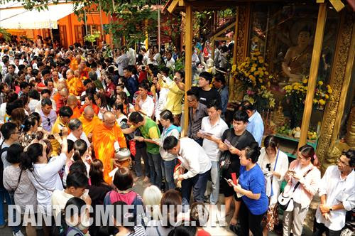 Lễ đặt bát hội với sự tham của hơn 150 vị sư và hàng ngàn phật tử Khmer tại chùa Chantarăngsây (Thành phố Hồ Chí Minh)