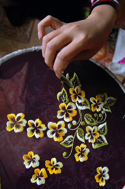 Nghề thêu đạt đến trình độ tinh xảo và kỹ thuật điêu luyện thì không đâu bằng người làng Quất Động ở xã Quất Động, huyện Thường Tín (Hà Nội). Sản phẩm tơ lụa truyền thống của làng lụa Vạn Phúc thuộc phường Vạn Phúc, quận Hà Đông (Hà Nội) được trưng bày tại Triển lãm quốc tế mỗi xã một sản phẩm năm 2019. Làng nghề mây tre đan Phú Vinh thuộc xã Phú Nghĩa, huyện Chương Mỹ được biết đến như một trong những làng nghề truyền thống có tiếng của Hà Nội.