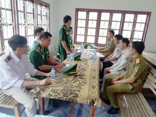 Các chiến sĩ đồn biên phòng Tén Tằn tặng quà tết cho lực lượng bảo vệ biên giới nước Lào. Các chiến sĩ đồn biên phòng Tén Tằn tặng quà tết cho lực lượng bảo vệ biên giới nước Lào.