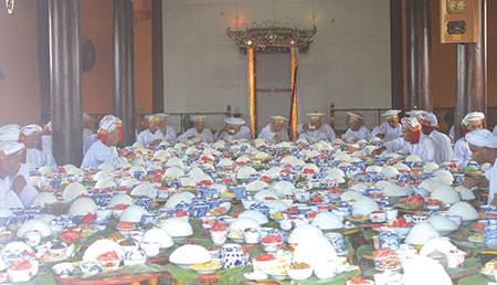 Lễ Suk Yơng - một lễ lớn và quan trọng của người Chăm Bà-ni Lễ Suk Yơng - một lễ lớn và quan trọng của người Chăm Bà-ni
