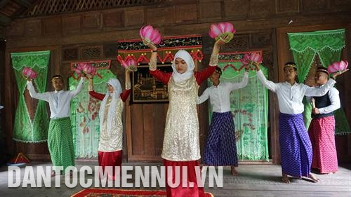 Đồng bào dân tộc Chăm giới thiệu điệu múa truyền thống đến du khách tại Làng Văn hóa - Du lịch các dân tộc Việt Nam. Ảnh: Nam Sương