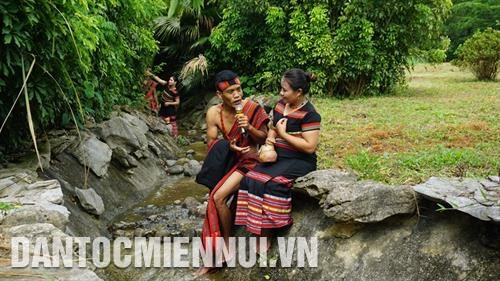 Các chàng trai tỏ tình bằng những câu hát da diết. Ảnh: Hoàng Hải