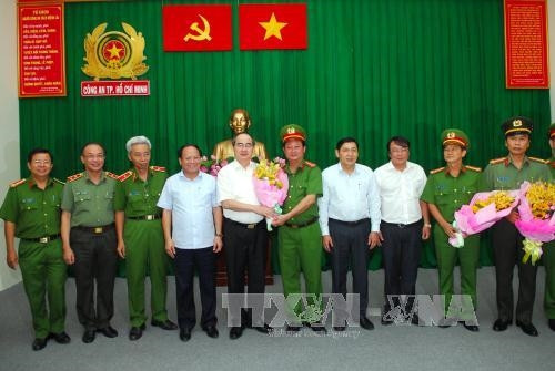 Đồng chí Nguyễn Thiện Nhân tặng hoa chúc mừng và khen thưởng cho tập thể Công an quận Bình Thạnh 100 triệu đồng, Phòng PC47 50 triệu đồng, Phòng PA 71 50 triệu đồng, Phòng PK20E 20 triệu đồng, Phòng PC54 20 triệu đồng. Ảnh: Mạnh Linh-TTXVN Đồng chí Nguyễn Thiện Nhân tặng hoa chúc mừng và khen thưởng cho tập thể Công an quận Bình Thạnh 100 triệu đồng, Phòng PC47 50 triệu đồng, Phòng PA 71 50 triệu đồng, Phòng PK20E 20 triệu đồng, Phòng PC54 20 triệu đồng. Ảnh: Mạnh Linh-TTXVN