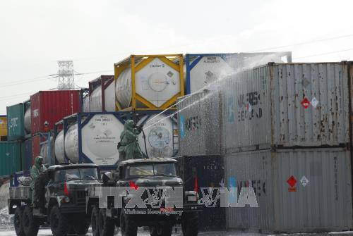 Tiểu đoàn phòng hóa quân đội tham gia xử lý hóa chất. Ảnh: Mạnh Linh-TTXVN