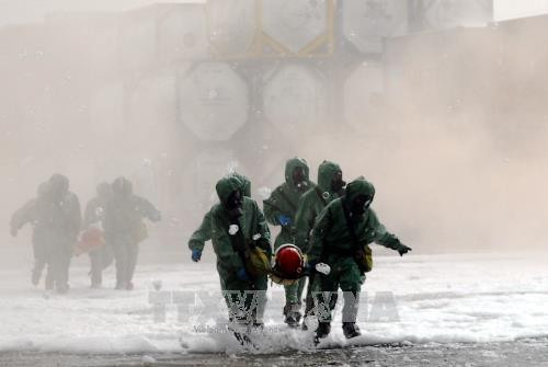 Công tác cứu hộ cứu nạn các nạn nhân bị thương. Ảnh: Mạnh Linh-TTXVN