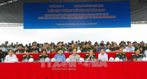 Lãnh Thành phố cùng các đơn vị liên quan tham dự diễn tập phòng thủ dân sự năm 2017. Ảnh: Mạnh Linh-TTXVN