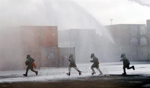 Hơn 1.200 chiến sĩ phòng cháy chữa cháy thuộc 15 đơn vị với 135 phương tiện chữa cháy của Cảnh sát phòng cháy chữa cháy, Tiểu đoàn phòng hóa, tiểu đoàn công binh của Quân đội và nhiều lực lượng khác được huy động để tham gia xử lý, ứng cứu sự cố. Ảnh: Mạnh Linh-TTXVN