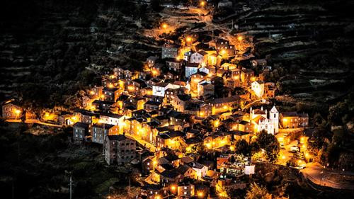 Manarola (Cinque Terre, Italy): Italy không thiếu những nơi lên ảnh tuyệt đẹp, nhưng ấn tượng nhất là chuỗi làng ven biển của Cinque Terre. Cinque Terre (nghĩa là “năm vùng đất”) được tạo thành từ Vernazza, Riomaggiore, Corniglia, Monterosso và Manarola, nằm dọc theo bờ Ligurian thuộc miền bắc Italy. Được bao phủ bởi biển nhà rực rỡ bám sát vào bức tường đá kiên cố, Manarola là khu vực nổi tiếng với rượu vang tuyệt ngon, tranh của Antonio Discovolors, và đặc biệt, hoàn toàn vắng bóng ôtô và đèn hiệu giao thông. Ảnh: Italian Travel Connection. Civita di Bagnoregio (Italy): Cách thành Rome khoảng 120 km về phía bắc, Civita Di Bagnoregio là kiệt tác thiên nhiên nằm trên một ngọn đồi, bên trên một hẻm núi. Được thành lập cách đây hơn 2.500 năm, trong suốt thế kỷ 20, cư dân của làng chỉ vẻn vẹn còn lại 6 người. Ngày nay, vào mùa đông, có khoảng 12 người sinh sống và khi hè đến, có đến khoảng 100 người. Ngoài phong cảnh đẹp như tranh, khu vực còn có vài cửa hàng thú vị và một số kiến trúc có lịch sử vài nghìn năm tuổi. Ảnh: Lazypenguins. Pitigliano (Italy): Thị trấn này nằm trên đỉnh một hòn đá tufa ở độ cao hơn 300 m so với mực nước biển và thường được xuất hiện trên bưu thiếp cũng như các vật phẩm du lịch khác của Italy. Hiện nay Pitigliano có khoảng 300 ngôi nhà với dân số vào cỡ 4.000 người và chỉ có một lối ra kiêm lối vào duy nhất. Đến đây, bạn có thể bắt gặp nhiều ngôi mộ và hang động được chạm khắc từ những vách đá trong suốt nhiều thế kỉ đã được sử dụng làm hầm chứa rượu vang. Ảnh: Smarter Travel. Matera (Italy): Được UNESCO công nhận là di sản thế giới, Matera là khu xuất hiện dân định cư lâu đời nhất lịch sử. Từ thời xưa, người dân ở đây đã chạm khắc lên đá vôi để tạo ra những ngôi nhà trông giống như hang động. Có niên đại từ 15.000 năm trước Công nguyên, hiện nay, nhiều ngôi nhà của khu vực đã được “phù phép” thành những quán ăn và khách sạn phong cách. Ảnh: Sassi di Matera. Azenhas Do Mar (Sintra, Bồ Đào Nha): Azenhas do Mar nằm lách mình giữa một bên biển và một bên núi với những ngôi nhà trắng và hồ bơi được chạm khắc từ đá vào những năm 1950. Nằm dọc các vách đá gần Sintra, ngôi làng này nổi tiếng với phong cảnh ngoạn mục và ẩm thực xuất sắc. Đến đây, bạn sẽ có cơ hội thưởng thức một trong những món ăn ngon nhất Bồ Đào Nha - từ hải sản tươi sống như sò biển, trai, tôm hùm đến súp bánh mì và bánh mousse trái cây, hay đơn giản chỉ là tận hưởng cảm giác thư giãn khi ngắm nhìn bề mặt Đại Tây Dương lấp lánh. Ảnh: Sintra-portugal. Piodao (Bồ Đào Nha): Tọa lạc gần ngay công viên Serra da Estrela, Piodao được xem là một trong những ngôi làng đẹp nhất Bồ Đào Nha với những ngôi nhà chếch lên theo dốc núi. Nhà ở đây được xây bằng vật liệu có sẵn trên khu đồi xung quanh, toàn bộ cửa sổ và cửa ra vào được sơn xanh, đóng vai trò là phần không thể tách rời khỏi tổng thể kiến trúc của làng. Ảnh: The Beauty of Travel. Meteora (Hy Lạp): Cái tên "meteora" (tiếng Hy Lap có nghĩa "lơ lửng giữa không trung") như đã nói lên tất cả. Làng Meteora nằm trên những cột đá cao chọc trời có tầm nhìn bao quát đến cả Kalambaka và Kastraki ở phía bắc trung tâm Hy Lạp. Hiển nhiên, khu phức hợp tu viện chính thống giáo phương Đông này không giống bất kỳ nơi đâu khác trên thế giới. Nhưng đáng nói là, chúng có niên đại từ tận thế kỷ 14 và ngày nay, chỉ còn lại 6 tu viện vẫn được mở cửa cho công chúng. Ảnh: 2017wallpapers. Oia (Santorini, Hy Lạp): Mọi ngôi làng của Santorini đều đẹp ngoạn mục, nhưng nổi bật nhất là Oia - vốn nức tiếng với không gian tĩnh lặng và quanh cảnh lãng mạn khi hoàng hôn buông xuống. Nhà ở Oia sử dụng kiến trúc truyền thống với phần thân được chạm khắc từ đá, nổi bật giữa dãy nhà thờ mái vòm xanh nằm dọc theo những con phố hẹp và mái hiên ngập ánh mặt trời. Về đêm, nhiều người tìm đến quảng trường của làng, nhìn ra biển để được tận mắt ngắm nhìn cảnh mặt trời khuất dần khỏi mặt nước. Ảnh: Holidayguru.