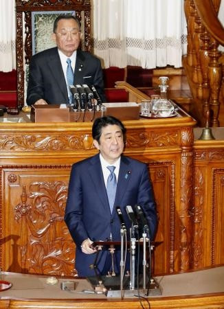 Thủ tướng Nhật Bản Shinzo Abe phát biểu tại phiên họp của Hạ viện Nhật Bản tại Tokyo ngày 8/1. Kyodo/ TTXVN