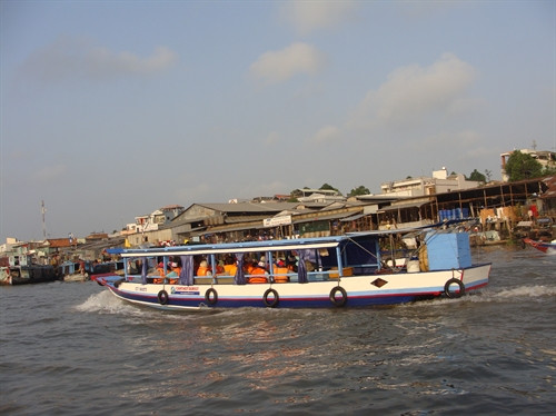 Tàu đưa du khách tới thăm chợ nổi Cần Thơ. Ảnh: Anh Vũ