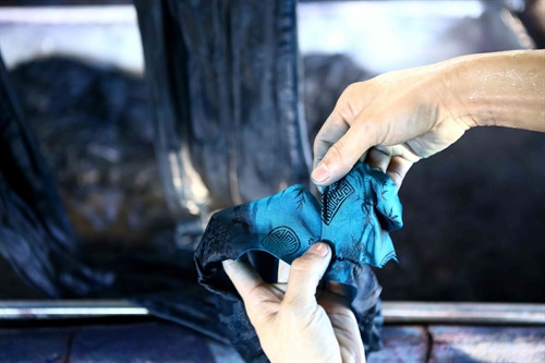 Kiểm tra sản phẩm đã khớp màu với mẫu chưa.