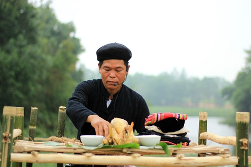 Sau lễ cúng trong nhà là lễ cúng trên nương, với các lễ vật dâng lên thần linh được sắp xếp theo phong tục từ xưa của người Khơ Mú