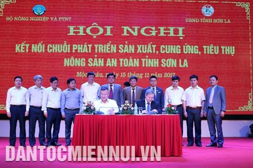 Lễ ký kết biên bản thỏa thuận hợp tác giữa các doanh nghiệp, HTX tại Hội nghị kết nối chuỗi phát triển sản xuất, cung ứng, tiêu thụ nông sản an toàn tỉnh Sơn La